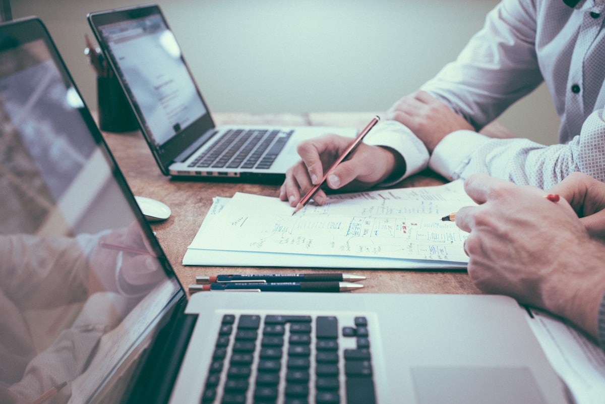 Consulenti TaxFi al lavoro su documenti fiscali